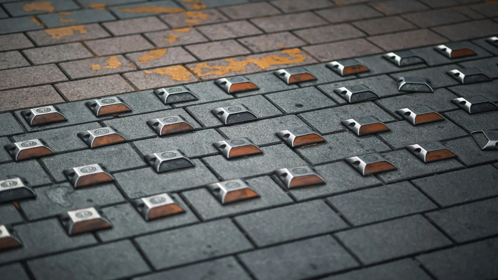 Tempo pozyskiwania linków: jak ustawić naturalny „link velocity” w różnych branżach