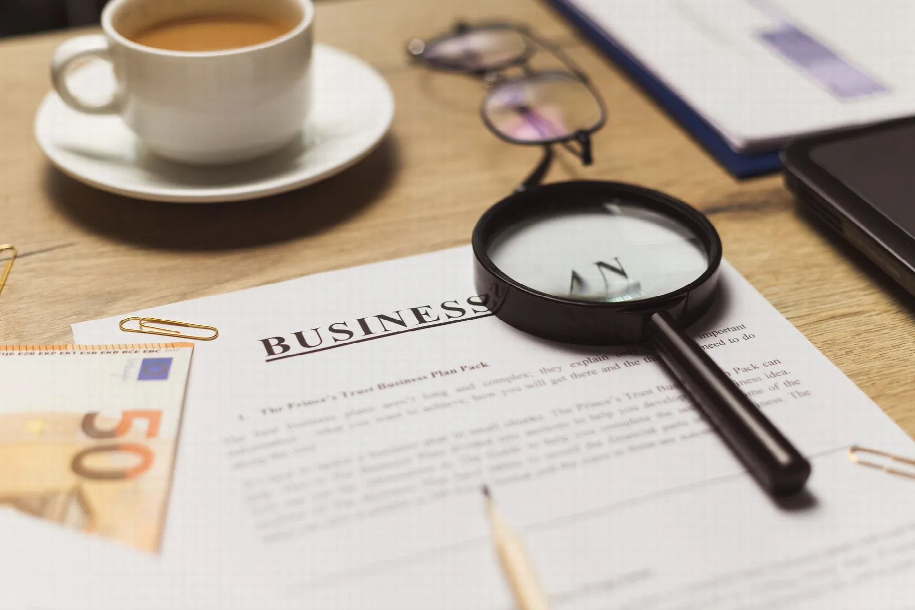 Artículo patrocinado y SEO: publicidad, rel sponsored, nofollow y transparencia
