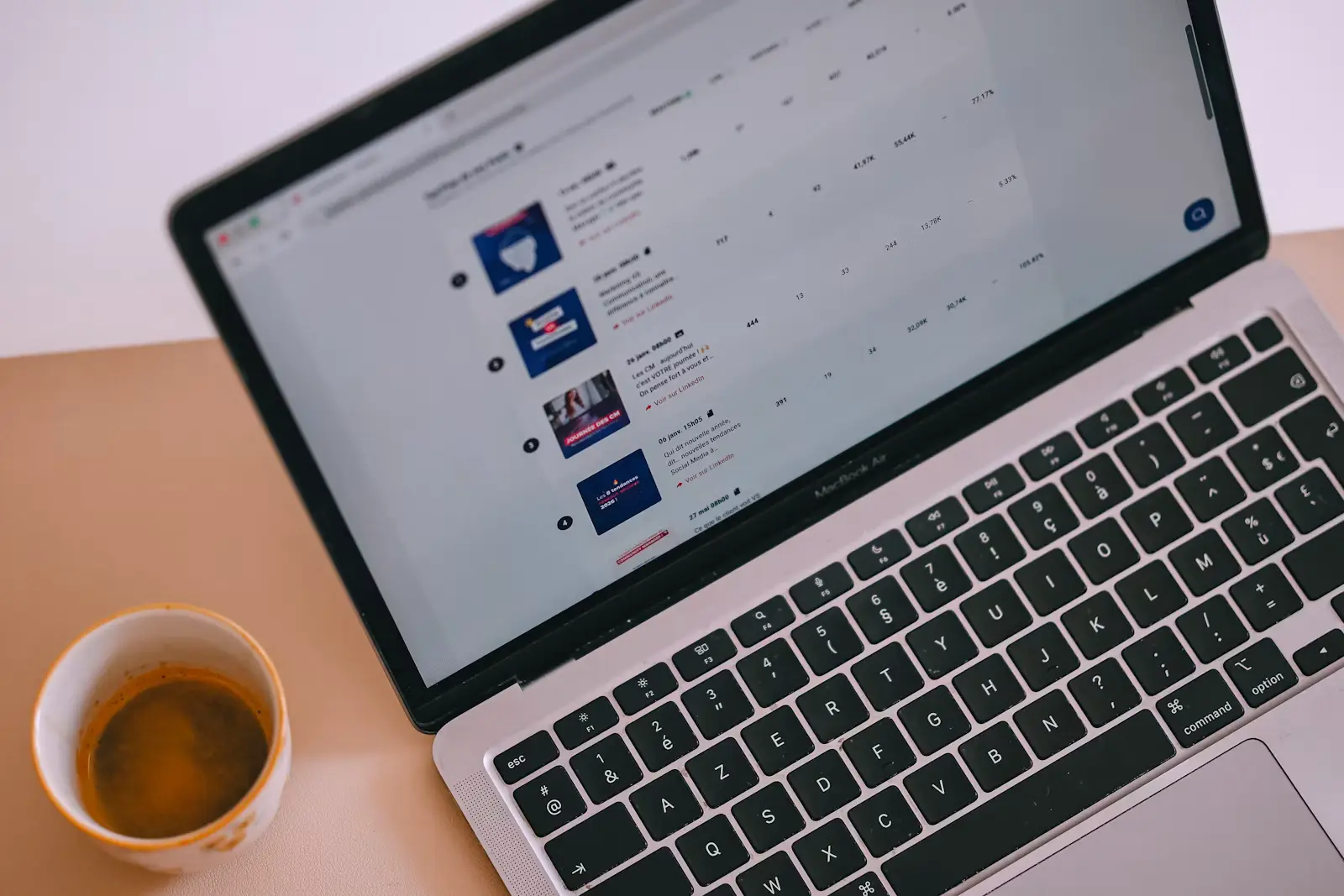 Guest posting: jak zdobyć pierwsze publikacje gościnne i ocenić ryzyko