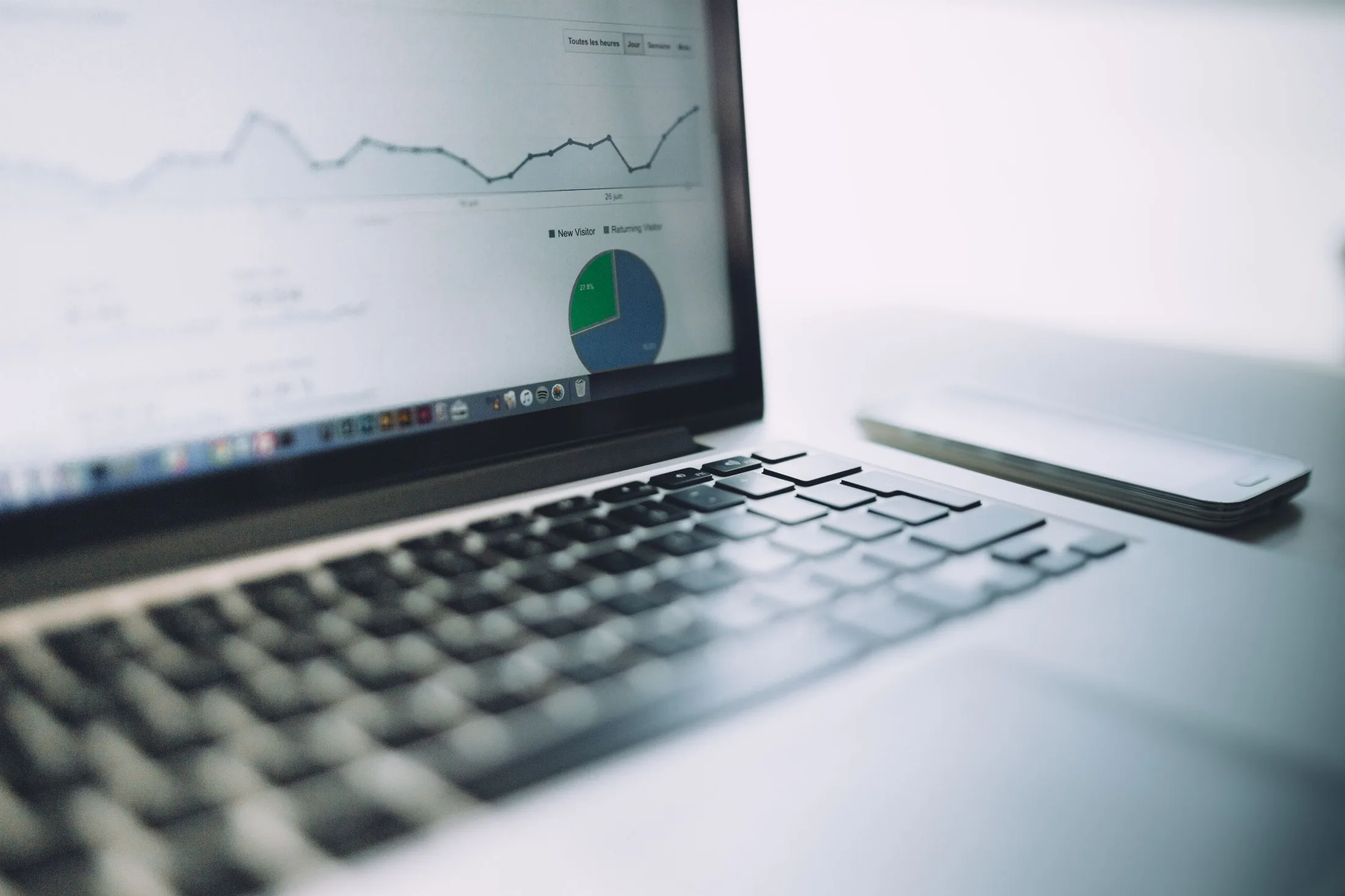 Content decay w SEO: jak wykryć spadek ruchu i zdecydować, czy aktualizować starą treść?